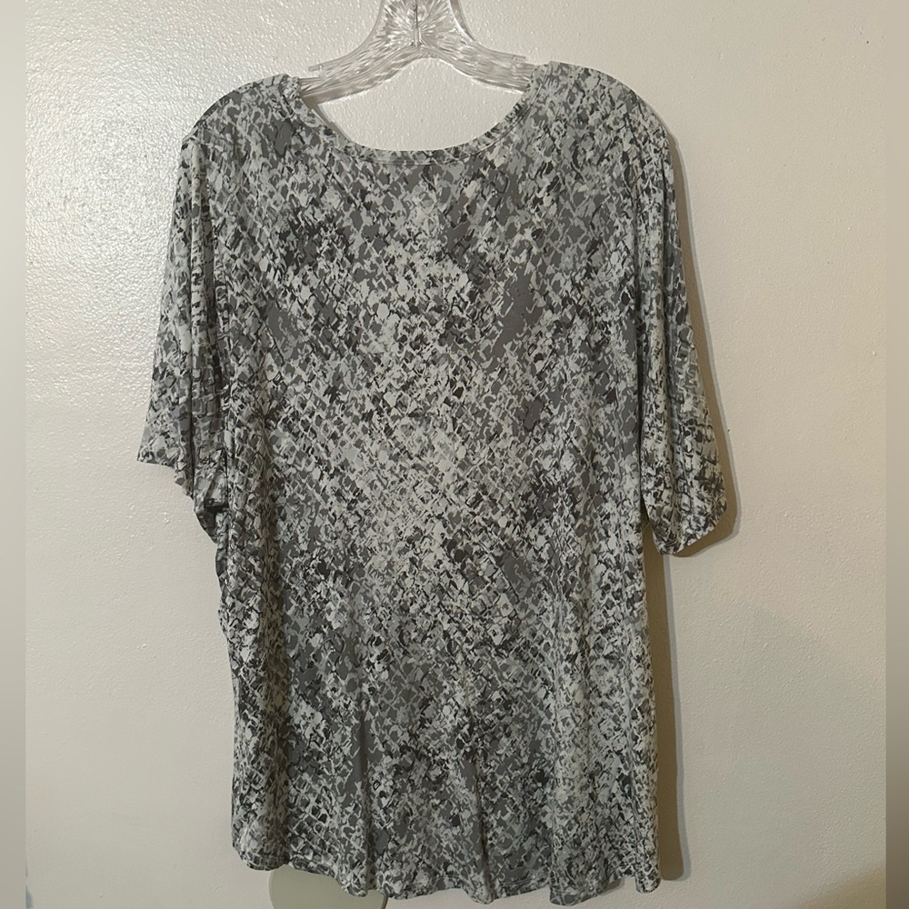 Lane Bryant Blouse Plus Size 22/24 Gray & White
Pullover Knit Top Geometric
